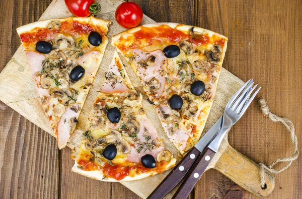 Gesneden Pizza Met Mozzarella Kaas Ham Champignons Olijven Studio Phot — Stockfoto