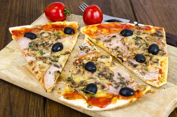 Mozzarella peyniri, jambon, mantar, zeytin dilimlenmiş pizza. Stüdyo Phot