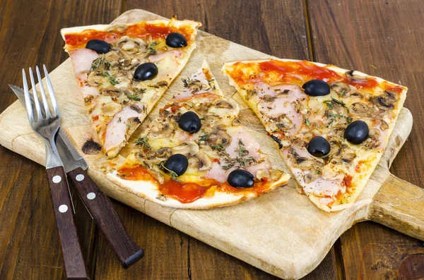 Mozzarella peyniri, jambon, mantar, zeytin dilimlenmiş pizza. Stüdyo Phot