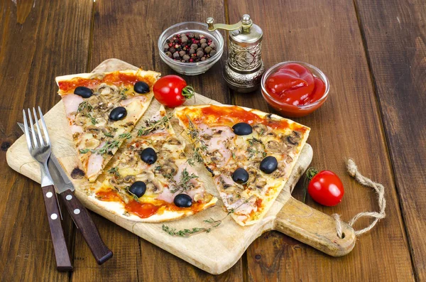 Mozzarella peyniri, jambon, mantar, zeytin dilimlenmiş pizza. Stüdyo Phot