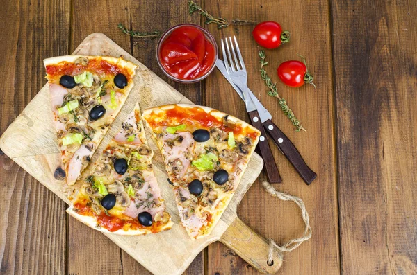 Pizza Fatiada Com Queijo Mussarela Presunto Cogumelos Azeitonas Estúdio Phot — Fotografia de Stock