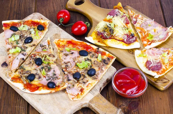 Houten Plankjes Met Gesneden Verschillende Pizza Studio Foto — Stockfoto