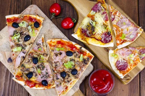 Placas Madeira Com Pizzas Diferentes Fatiadas Foto Estúdio — Fotografia de Stock