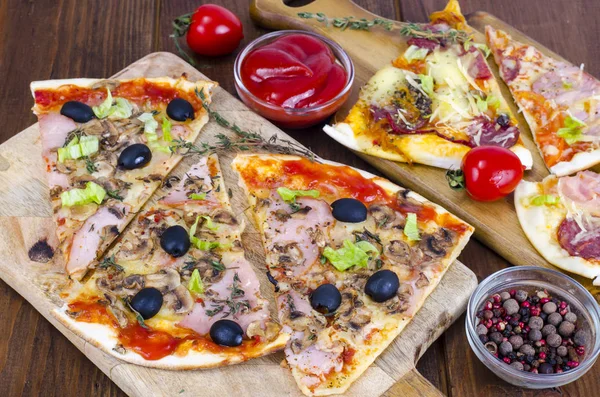 Placas Madeira Com Pizzas Diferentes Fatiadas Foto Estúdio — Fotografia de Stock