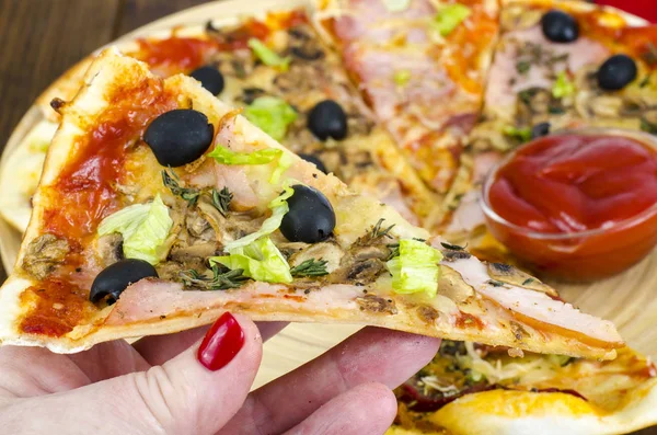 El ile dilim pizza. Studio fotoğraf