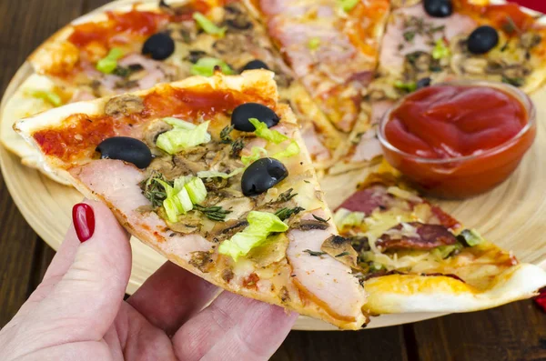 El ile dilim pizza. Studio fotoğraf