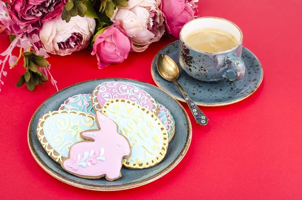 Paskalya kırmızı zemin üzerine ev yapımı kurabiye. Studio fotoğraf