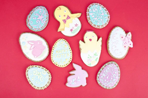 Paskalya kırmızı zemin üzerine ev yapımı kurabiye. Studio fotoğraf