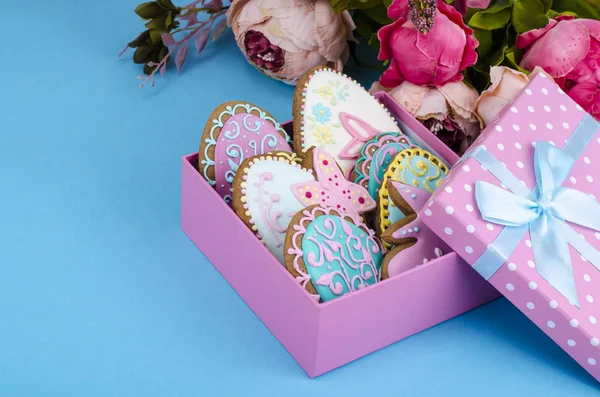 Parlak ev yapımı gingerbread çerezleri, Paskalya hediyesi. Studio fotoğraf