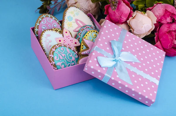 Parlak ev yapımı gingerbread çerezleri, Paskalya hediyesi. Studio fotoğraf