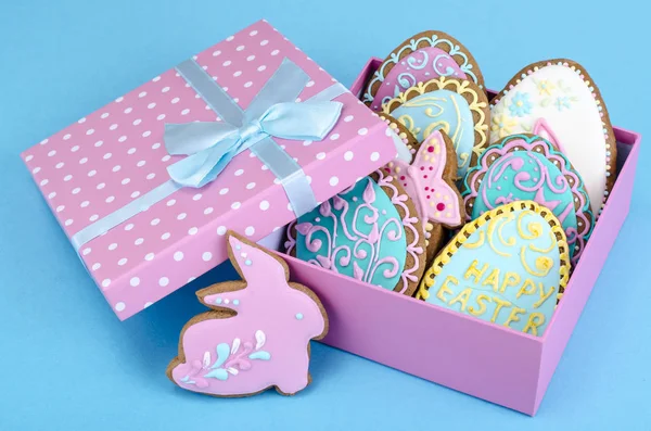 Parlak ev yapımı gingerbread çerezleri, Paskalya hediyesi. Studio fotoğraf