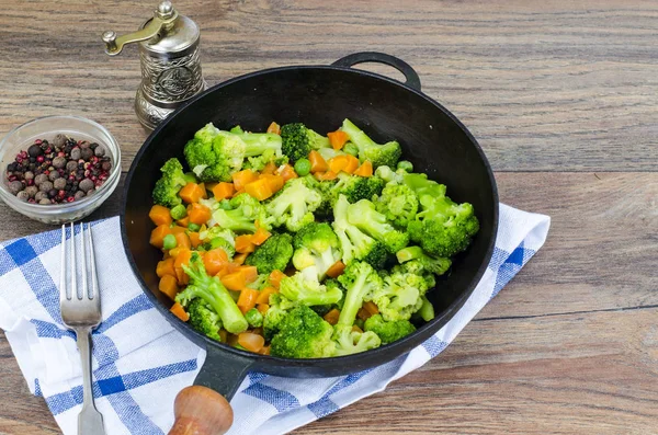 Вегетарианские Блюда Брокколи Морковь Зеленый Горошек Кастрюле Студия Фото — стоковое фото