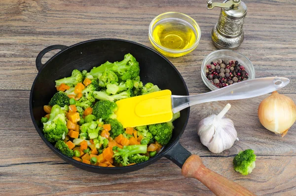 Vegetarisches Gericht Brokkoli Karotten Grüne Erbsen Der Pfanne Studioaufnahme — Stockfoto