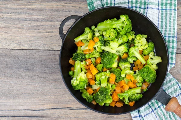 Вегетарианские Блюда Брокколи Морковь Зеленый Горошек Кастрюле Студия Фото — стоковое фото