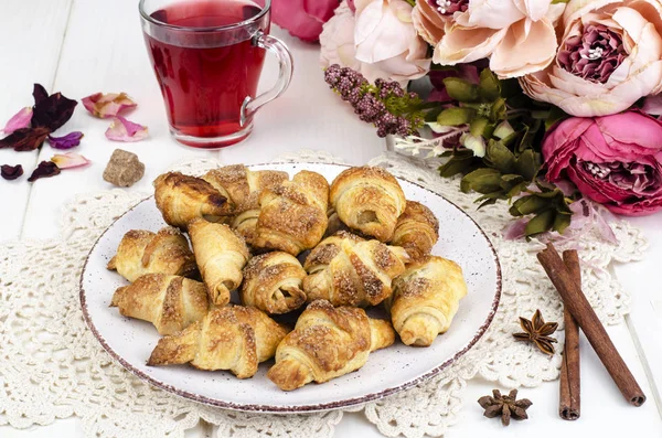 Ev yapımı mini kruvasan ile şeker ve tarçın, ahşap arka plan. Studio fotoğraf