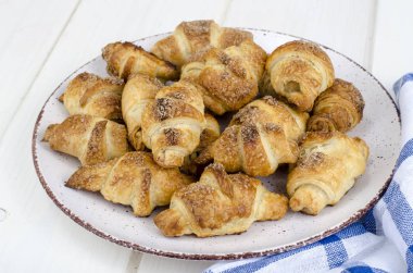 Ev yapımı mini kruvasan ile şeker ve tarçın, ahşap arka plan. Studio fotoğraf