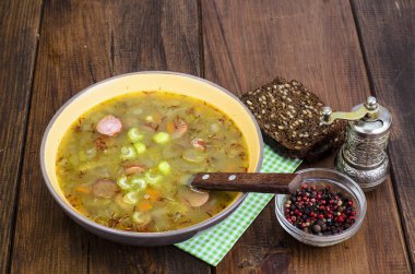 Mercimek, sosis ve sebze çorbası. Studio fotoğraf