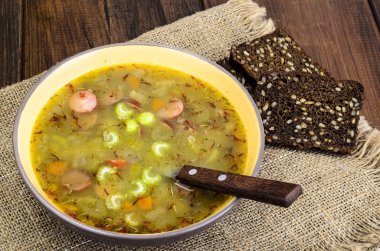 Mercimek, sosis ve sebze çorbası. Studio fotoğraf