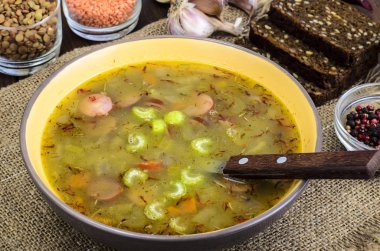 Mercimek, sosis ve sebze çorbası. Studio fotoğraf