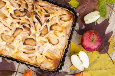 Elmalı turta dikdörtgen pişirme çanağı içinde. Studio fotoğraf