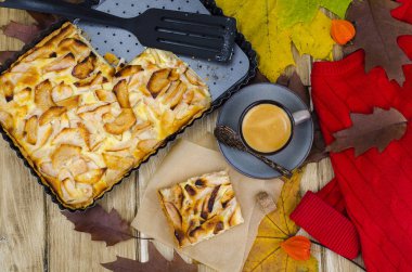 Elmalı turta, kahve, sonbahar akçaağaç yaprakları. Studio fotoğraf