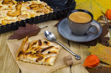 Elmalı turta, kahve, sonbahar akçaağaç yaprakları. Studio fotoğraf