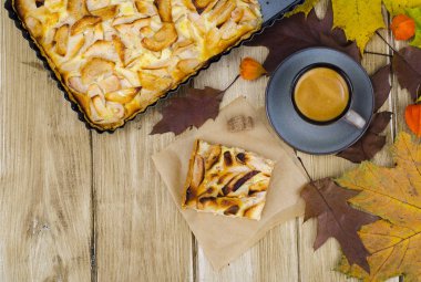 Elmalı turta, kahve, sonbahar akçaağaç yaprakları. Studio fotoğraf
