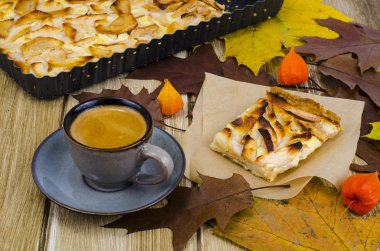 Elmalı turta, kahve, sonbahar akçaağaç yaprakları. Studio fotoğraf