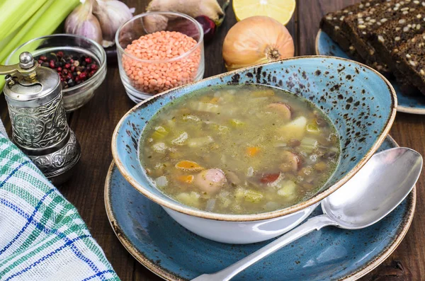 レンズ豆 ソーセージと野菜スープ スタジオ写真 — ストック写真