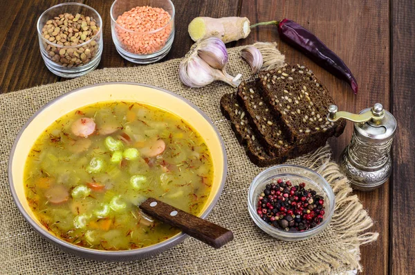 Mercimek, sosis ve sebze çorbası. Studio fotoğraf