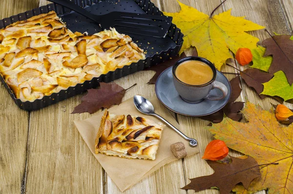 Apfelkuchen Kaffee Herbst Ahornblätter Studioaufnahme — Stockfoto