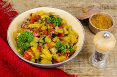 Kabak ve kırmızı pul biber ile Sebze Güveç. Studio fotoğraf