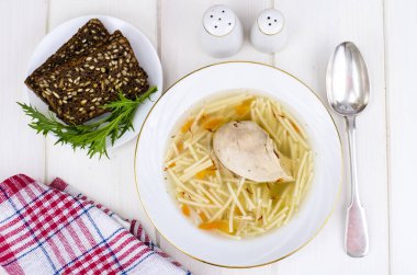 Tavuk suyu çorbası, Beyaz ahşap zemin üzerinde. Studio fotoğraf