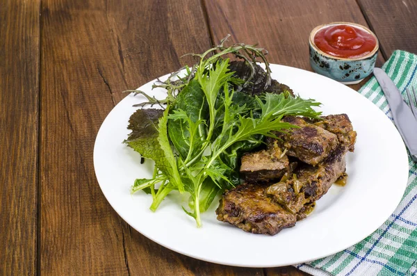 Slices Fried Liver Green Leaves Salads Studio Photo — Stock Photo, Image