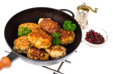 Beyaz arka plan üzerinde kızarmış pirzola tavayla. Studio fotoğraf