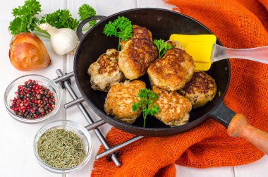 Et yemeklerini. Pirzola tavada. Studio fotoğraf