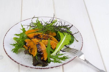 Yeşil salata ile kabak, Ketogenic diyet. Studio fotoğraf