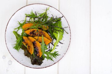 Yeşil salata ile kabak, Ketogenic diyet. Studio fotoğraf