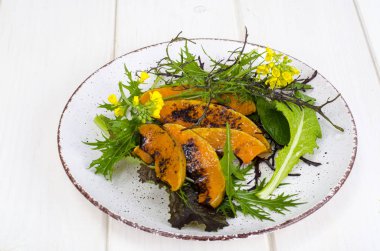 Yeşil salata ile kabak, Ketogenic diyet. Studio fotoğraf