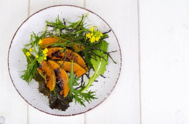 Yeşil salata ile kabak, Ketogenic diyet. Studio fotoğraf