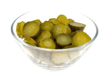 Doğranmış turşu salatalık beyaz arka plan üzerinde izole kase. Studio fotoğraf