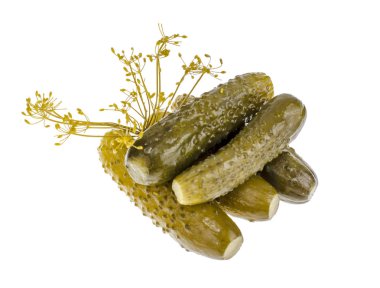 Beyaz izole Marine salatalık turşusu. Studio fotoğraf