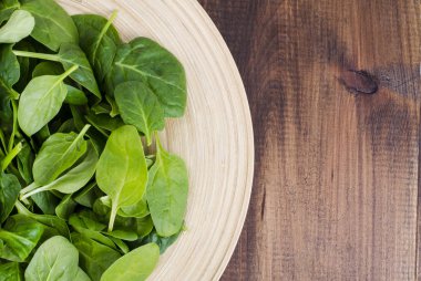 Mısır salata ve ıspanak karışımı ahşap plaka üzerinde bırakır. Studio fotoğraf