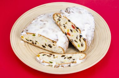 Stollen şekerlenmiş meyve ve fındık ile. Studio fotoğraf