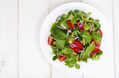 Kilo verme, sağlıklı yaşam kavramı. Hafif salata taze sebze ve otlar. Studio fotoğraf