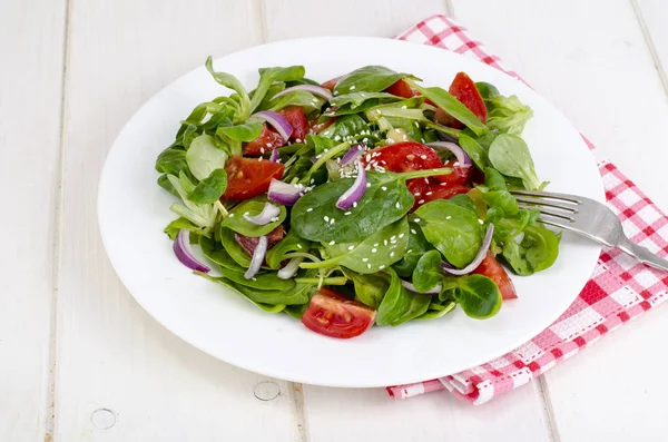 Fogyás Egészséges Életmód Fogalma Könnyű Saláta Friss Zöldségek Gyógynövények Fotó — Stock Fotó