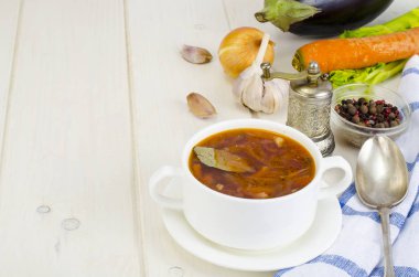 Beyaz ahşap yüzey üzerinde sebze çorbası. Studio fotoğraf