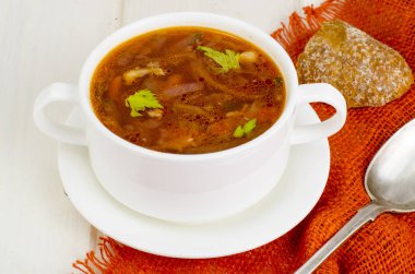 Beyaz ahşap yüzey üzerinde sebze çorbası. Studio fotoğraf