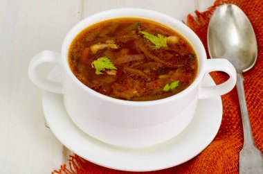 Beyaz ahşap yüzey üzerinde sebze çorbası. Studio fotoğraf