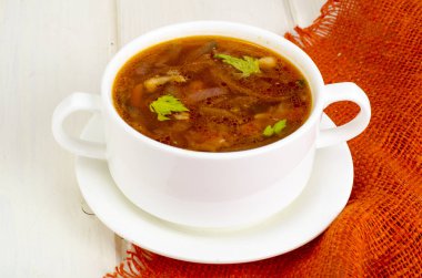 Beyaz ahşap yüzey üzerinde sebze çorbası. Studio fotoğraf